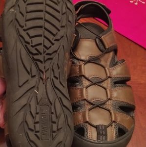 Khombu active sandals